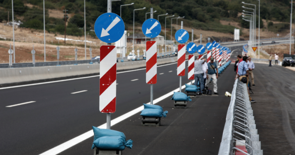Κατολίσθηση στην Ιόνια Οδό, διακοπή κυκλοφορίας